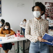 Professora na sala de aula com alunos